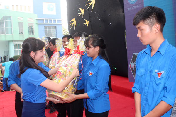 Chủ tịch Hội Sinh viên tỉnh Hồ Hồng Nguyên trao quà cho sinh viên có hoàn cảnh khó khăn