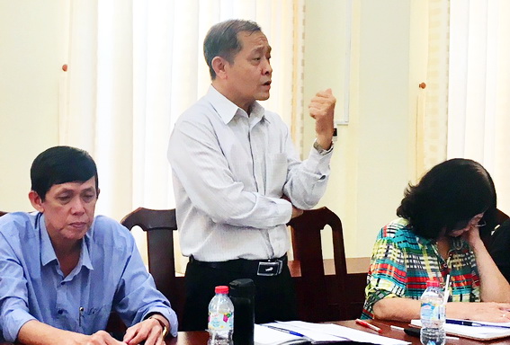 Nhà báo Trần Huy Thanh, Tổng biên tập Báo Đồng Nai phát biểu ý kiến tại hội nghị.