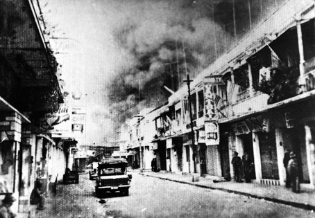 Quân giải phóng làm chủ đường Lê Lợi ở Sài Gòn.