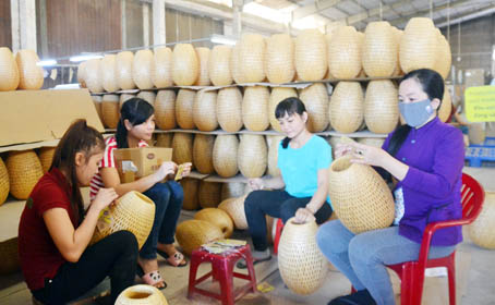 Sản xuất đèn bằng tre đan tại Công ty TNHH Chiếc Lá Xanh (Khu công nghiệp Hố Nai, huyện Trảng Bom).