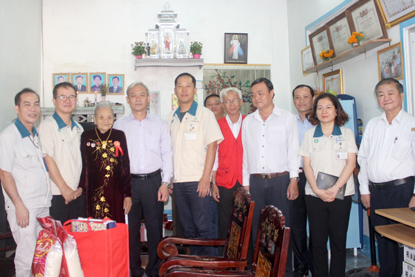 Đồng chí Nguyễn Phú Cường và lãnh đạo các đơn vị đến thăm, tặng quà, chụp hình lưu niệm với Mẹ Việt Nam anh hùng Nguyễn Thị Mùi.