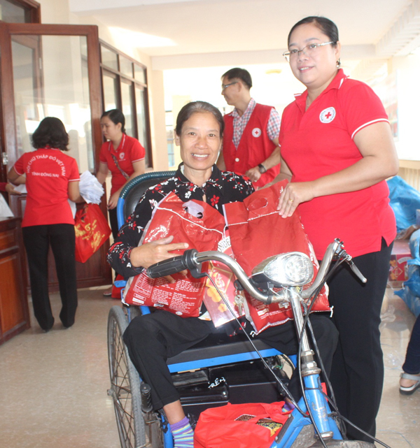 Hội Chữ thập đỏ tỉnh tặng quà cho người khuyết tật