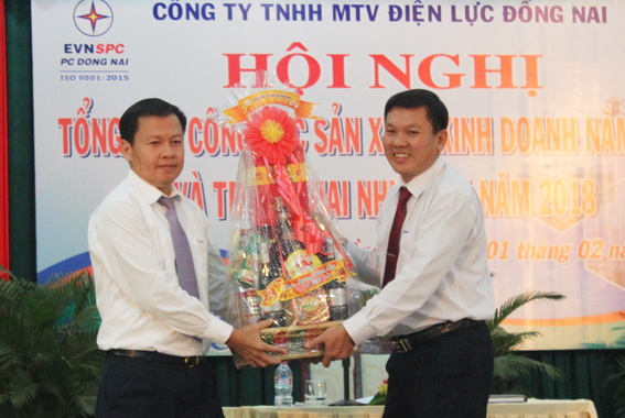 Ông Lâm Xuân Tuấn, Phó tổng giám đốc Tổng công ty Điện lực miền Nam tạng quà cho Công ty TNHH MTV Điện lực Đồng Nai