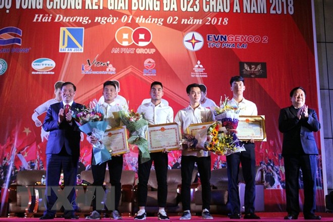  Bí thư Tỉnh ủy Hải Dương Nguyễn Mạnh Hiển (ngoài cùng, bên trái) và Chủ tịch UBND tỉnh Hải Dương Nguyễn Dương Thái (ngoài cùng, bên phải) tặng Bằng khen, động viên 4 cầu thủ. (Ảnh: Mạnh Tú/TXVN)