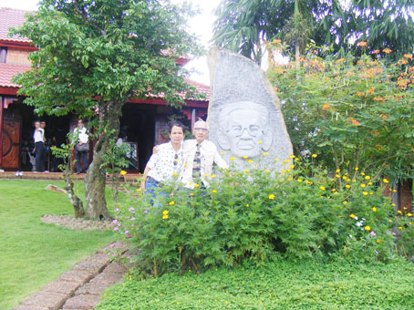 Nhà báo Hà Đình Nguyên (trái) và nhà thơ, soạn giả Kiên Giang - Hà Huy Hà.