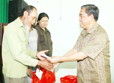 Chủ tịch Ủy ban MTTQ tỉnh Huỳnh Văn Tới tặng quà cho người nghèo tại xã Xuân Mỹ, huyện Cẩm Mỹ.