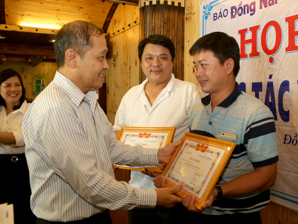 Tổng biên tập Báo Đồng Nai tặng giấy khen cho các tập thể xuất sắc.