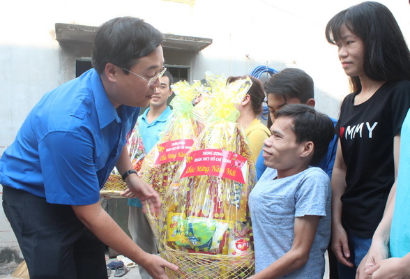 Anh Lê Quốc Phong, Ủy viên dự khuyết Trung ương Đảng, Bí thư thứ nhất Trung ương Đoàn thăm, tặng quà thanh niên công nhân có hoàn cảnh khó khăn tại phường Long Bình
