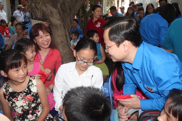 Anh Nguyễn Anh Tuấn, Bí thư Ban chấp hành Trung ương Đoàn lì xì tết cho con thanh niên công nhân
