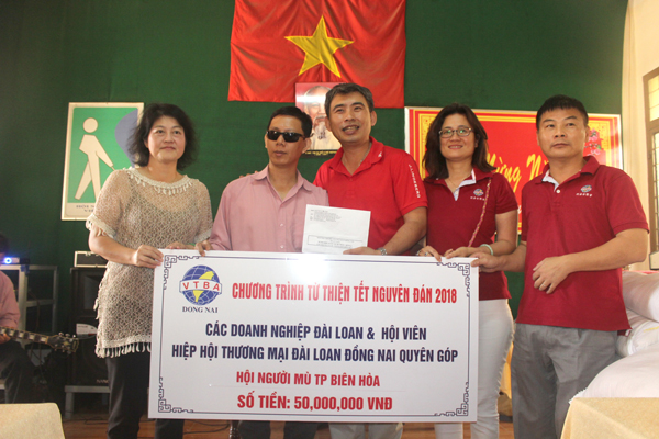 Hiệp hội Thương mại Đài Loan tại Đồng Nai tặng tiền mặt và quà cho Hội người mù TP.Biên Hòa