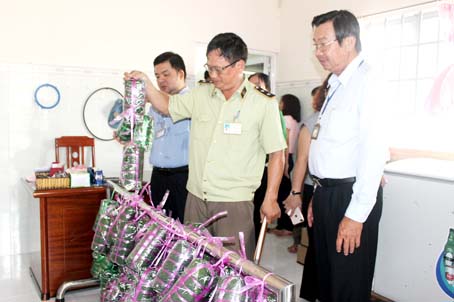Đoàn kiểm tra liên ngành số 1 của tỉnh kiểm tra một cơ sở sản xuất giò chả ở TP.Biên Hòa. Ảnh: A.Thư