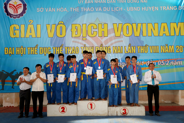 Ban tổ chức trao huy chương cho các võ sĩ giành thứ hạng ở môn Vovinam