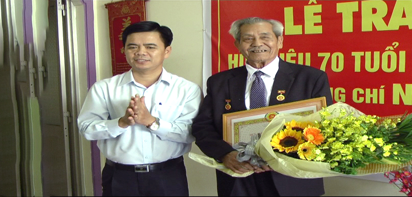Trao 70 năm tuổi Đảng cho đồng chí Nguyễn Duy Đăng.