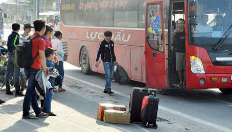 Xe khách đón khách lộn xộn trên quốc lộ 1 đoạn qua phường Long Bình, TP.Biên Hòa. Ảnh: T.HẢI