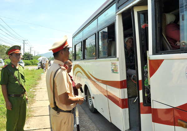 Lực lượng chức năng kiểm tra hoạt động của xe chở khách trên tuyến quốc lộ 1 đoạn qua Đồng Nai.