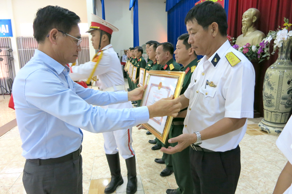  Đ/C Trần Văn Vĩnh tặng bằng khen của UBND tỉnh cho các tập thể, cá nhân xuất sắc trong công tác đóng quân, canh phòng
