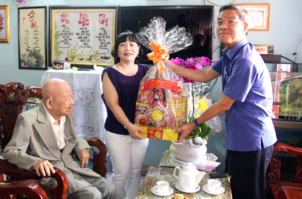 Chủ tịch UBND tỉnh Đinh Quốc Thái tặng quà tết cho gia đình đồng chí Dương Phong.