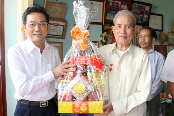 Phó chủ tịch UBND tỉnh Võ Văn Chánh tặng quà cho đồng chí đảng viên có Huy hiệu 70 năm tuổi Đảng Phạm Quang Lự (sinh năm 1930, ngụ khu phố 2A), phường Trảng Dài, TP.Biên Hòa.