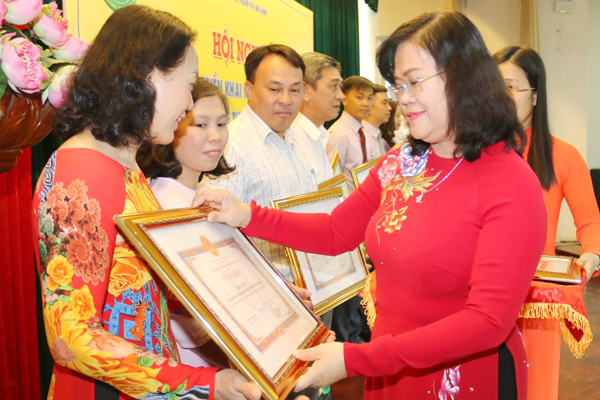 Phó chủ tịch UBND tỉnh Nguyễn Hòa Hiệp trao bằng khen của UBND tỉnh cho các cá nhân, tập thể.