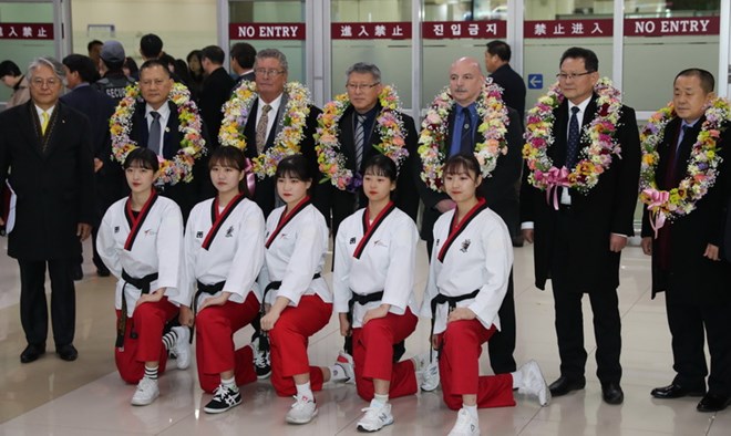 Đoàn vận động viên taekwondo Triều Tiên chụp ảnh lưu niệm sau khi tới sân bay quốc tế Gimpo, phía tây Seoul ngày 7/2. (Nguồn: YONHAP/TTXVN)