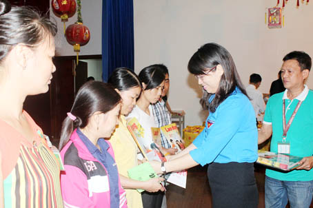 Chị Bùi Thị Nhàn, Phó bí thư Tỉnh đoàn, tặng quà cho thanh niên công nhân Công ty TNHH Pouchen Việt Nam.
