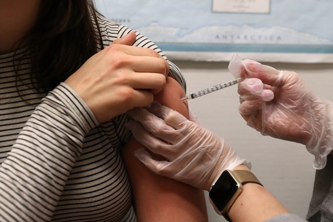 Tiêm chủng ngừa dịch cúm tại một trung tâm y tế ở San Francisco, California. (Ảnh: AFP/TTXVN)