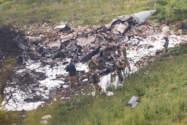 Máy bay F-16 của Israel bị tên lửa từ Syria bắn rơi gần Harduf, Israel, ngày 10/2. (Nguồn: THX/TTXVN)