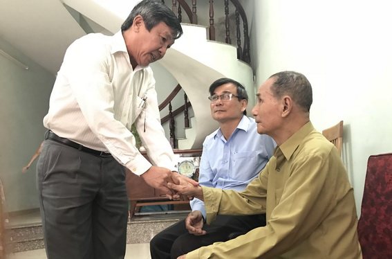 Đồng chí Hồ Thanh Sơn, Ủy viên Ban TVTU, Trưởng Ban dân vận Tỉnh ủy thăm và chúc tết đồng chí Trần Viết Thuật (phường Tân Mai).