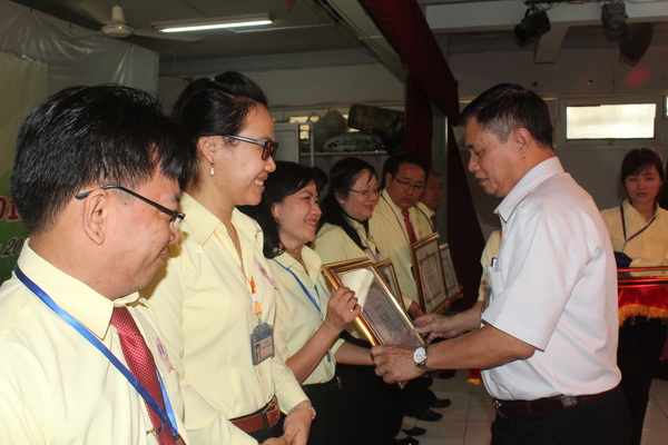Ông Nguyễn Tiến Dũng, Phó Trưởng ban Thi đua - khen thưởng tỉnh trao bằng khen của UBND tỉnh cho các cá nhân đạt thành tích xuất sắc trong phong trào thi đua yêu nước 