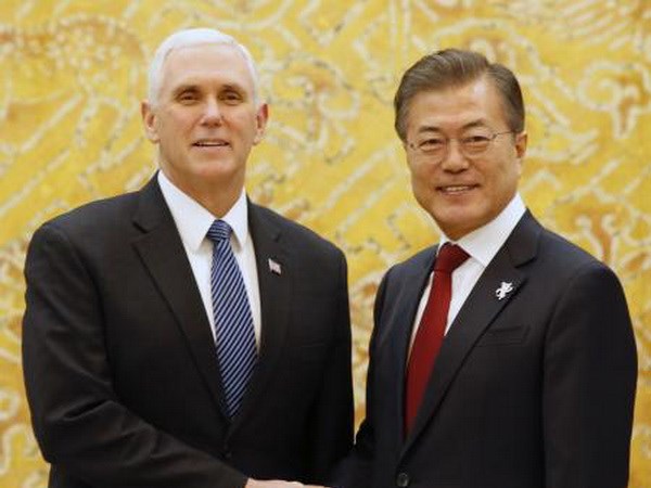 Tổng thống Hàn Quốc Moon Jae-in (phải) và Phó Tổng thống Mỹ Mike Pence trong cuộc gặp tại Seoul ngày 8/2. (Nguồn: Kyodo/TTXVN)