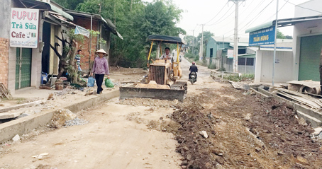Máy xúc đang hoạt động, san đất trên đường Thân Nhân Trung (đoạn qua KP.8, phường Hố Nai, TP.Biên Hòa).