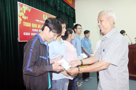 Phó chủ tịch Liên đoàn Lao động tỉnh Đoàn Văn Đây tặng vé xe cho công nhân có hoàn cảnh khó khăn thuộc Công đoàn khu công nghiệp Biên Hòa.