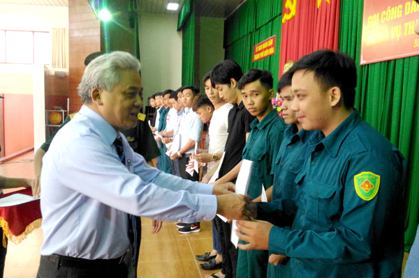 Chủ tịch UBND TP.Biên Hòa Phạm Anh Dũng trao quyết định gọi nhập ngũ cho thanh niên trúng tuyển nghĩa vụ quân sự.