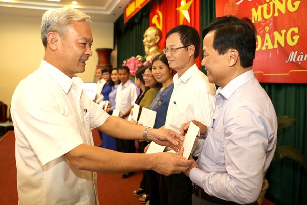 Đồng chí Nguyễn Phú Cường bí thư tỉnh ủy tặng quà tết cho các đơn vị