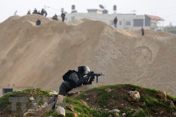 Cảnh sát Israel làm nhiệm vụ tại thành phố Ramallah, Bờ Tây ngày 12/1. (Nguồn: AFP/TTXVN)