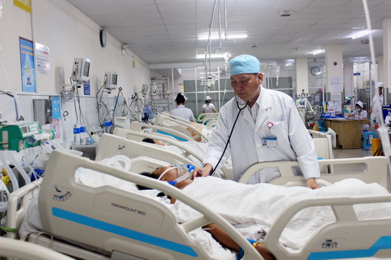 Bác sĩ Trần Kim Long, Phó trưởng khoa Khoa Hồ sức, tích cực – chống độc Bệnh viện đa khoa Thống Nhất khám bệnh cho bệnh nhân L.V.D.