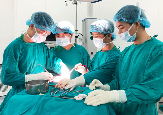 Các bác sĩ Khoa ngoại thần kinh Bệnh viện đa khoa Đồng Nai phẫu thuật sọ não cho bệnh nhân L.H.T