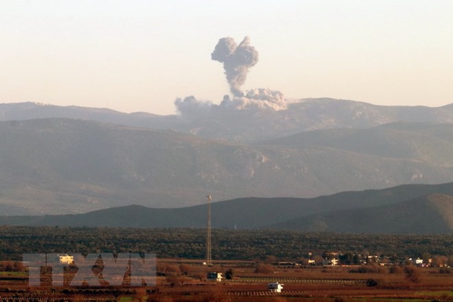 Khói bốc lên từ khu vực Afrin, Syria, nhìn từ tỉnh Hatay trên biên giới Syria-Thổ Nhĩ Kỳ ngày 20/1. (Nguồn: THX/TTXVN)