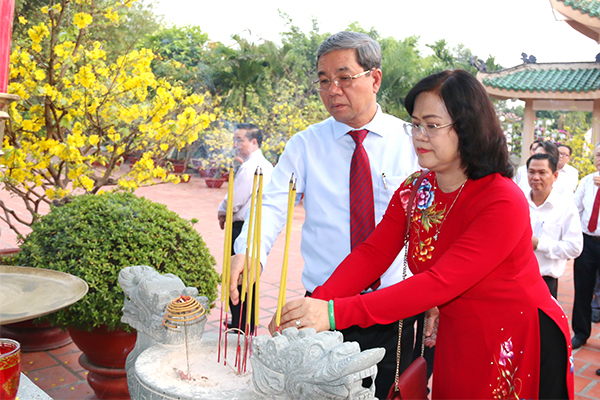 Lãnh đạo Tỉnh ủy, HĐND, UBND, Ủy ban MTTQ tỉnh dâng hương, hoa, lễ vật lên Chủ tịch Hồ Chí Minh và các danh nhân văn hóa tại Di tích cấp quốc gia Văn miếu Trấn Biên (phường Bửu Long).