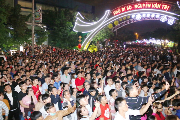 rất đông người dân đổ về đường hoa Nguyễn Văn Trị, địa điểm xem bắn pháo hoa