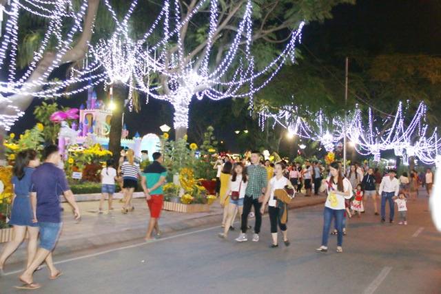 người dân đến tham quan và chụp ảnh tại đường hoa Nguyễn Văn Trị trong những ngày đầu năm. 