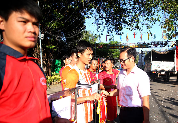 Phó giám đốc Sở Văn hóa, thể thao - du lịch Nguyễn Xuân Thanh tặng cờ lưu niệm cho các đội thuyền tham dự giải