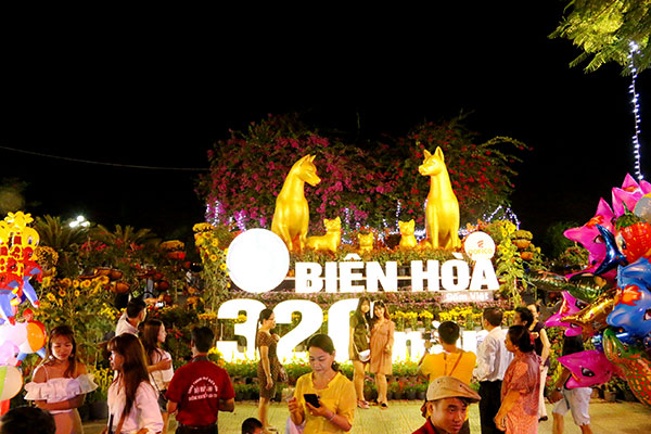 Dòng người đổ về tham quan, chụp ảnh tại đường hoa Nguyễn Văn Trị chiều tối 5 tết.