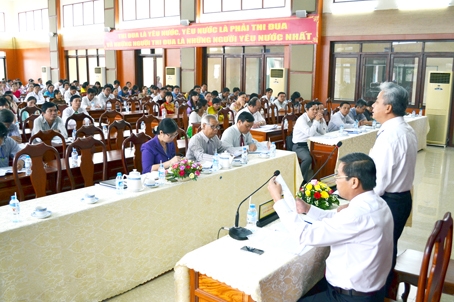 Đồng chí Phạm Anh Dũng, Phó bí thư Thành ủy, Chủ tịch UBND TP.Biên Hòa, trao đổi ý kiến với cán bộ Công đoàn và người lao động thành phố trong buổi đối thoại năm 2017.