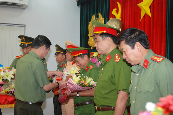 Đại tá Huỳnh Tiến Mạnh, Giám đốc Công an tỉnh khen thưởng các đơn giữ vững an ninh trật tự trong dịp tết. (Ảnh: V.Nhuệ)