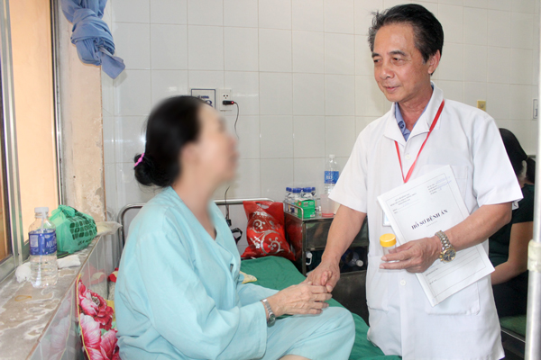  Bác sĩ Hoàng Kim Trọng thăm hỏi bệnh nhân N.T.H. Hiện tại, bệnh nhân đã khỏe mạnh, nói chuyện, ăn uống bình thường.
