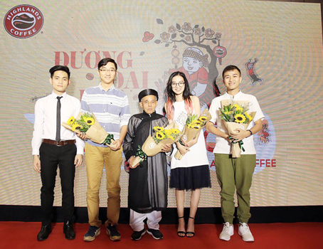 Nghệ nhân Nguyễn Đăng Chế (giữa) cùng các họa sĩ trẻ.
