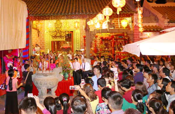 Quang cảnh lễ khai mạc lễ hội Chùa Ông năm 2018.