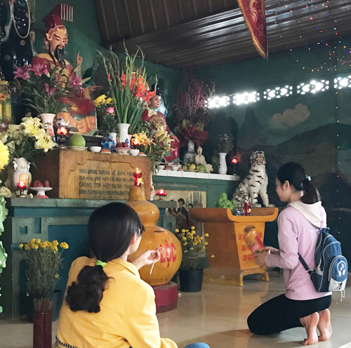 Người dân đến xin xăm tại một ngôi chùa ở TP.Biên Hòa. Ảnh: K.Liễu