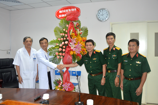Đại diện Bộ Chỉ huy quân sự tỉnh chúc mừng Bệnh viện Đồng Nai  